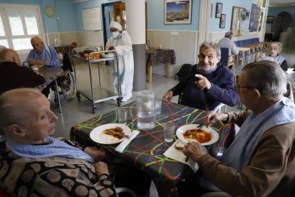 Usuaris de la residència d’Àger ja comparteixen zones comunes del centre després d’estar més de dos mesos aïllats.