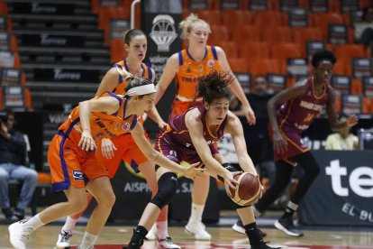 Serena-Lynn Geldof intenta controlar el balón durante el partido de la EuroCup frente al Valencia.