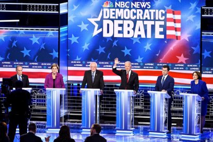 Els candidats demòcrates durant el debat televisiu celebrat a Las Vegas.