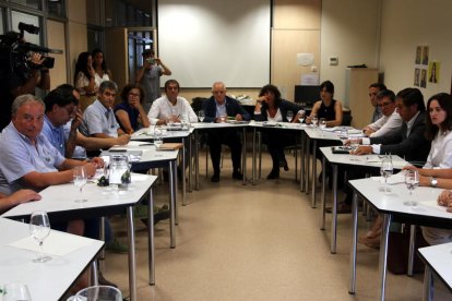 Viticultores del Penedès reunidos con la consellera Jordà, ayer. 