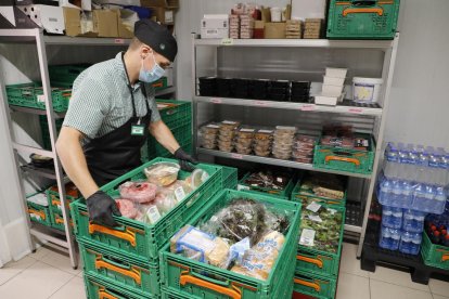 Un trabajador de Mercadona, preparando ayer uno de los lotes. 