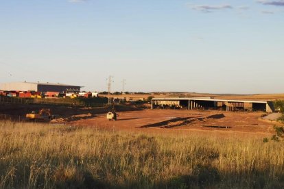 Les obres de l’esplanada de l’abocador de Montoliu, llesta per als treballs de construcció de la planta. A la dreta, estassada per a la modernització de l’Horta de Pinyana.