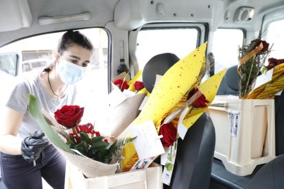 Lo Marraco, de rua per la ciutat - El popular drac va recórrer ahir a la tarda els carrers de Lleida per donar color a un Sant Jordi de confinament. Encara que mai surt per la diada, aquest any es va fer una excepció per animar nens i grans que v ...