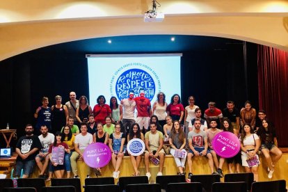 Assistents al curs de formació per a voluntaris que participaran en el punt lila de les festes majors d’Alcarràs.