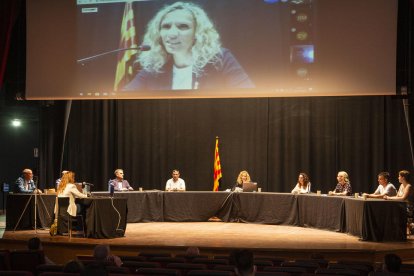 Fernàndez va ser investida en un ple celebrat amb nou edils al Casal i quatre connectats des de casa.