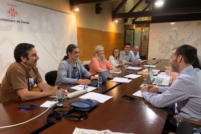 Els equips negociadors d’ERC, JxCat i Comú, ahir a l’última reunió per formar govern.