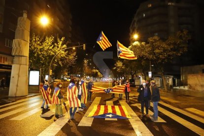 Un grupo de personas cortaron ayer el tráfico durante media hora, de 20.30 a 21.00 horas, a Ricard Viñes en un acto organizado por MésVinyes a favor del proceso soberanista.