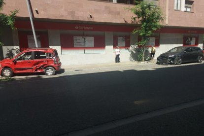 Un dels cotxes arrossegats a Fraga (esquerra) i el turisme que va tenir un accident al Palau d’Anglesola.