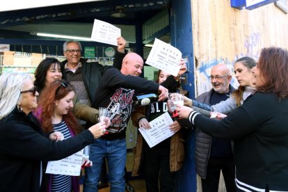 A un número de guanyar 20.000 euros - Manolo Esteban, veí de Mollerussa, es va quedar ahir a un sol número de guanyar 20.000 euros del primer quart premi que van cantar els nens de Sant Ildefons. Esteban tenia el 41410 i el premi va ser per al 4 ...