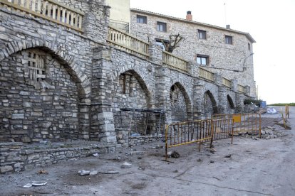 Les obres a l’entorn de les arcades del nucli de Montpalau.