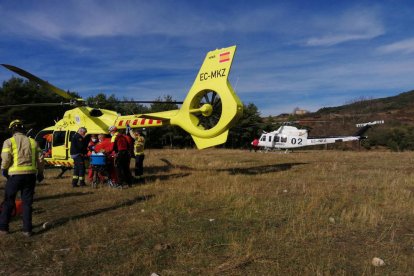 Moment del trasllat del ferit a l’helicòpter medicalitzat.