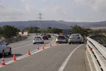 Un control de los Mossos el día que entró en vigor el desvío de camiones, el pasado 2 de septiembre.