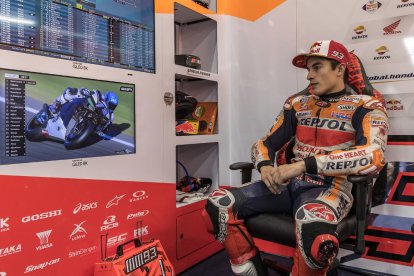 Marc Márquez, al box, segueix atent per televisió les evolucions del seu germà Àlex en pista