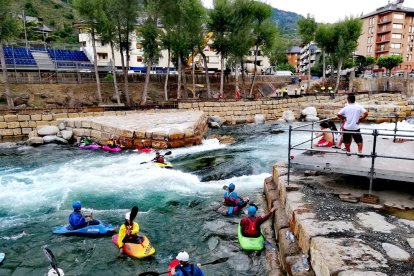 Els operaris fan els últims retocs a l’estadi de regates de L’Aigüerola, que es va posar en funcionament la setmana passada.