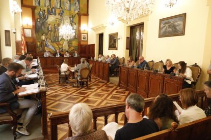 La Diputació celebra avui un ple (a la imatge, al juliol) i ECP demanarà explicacions sobre els ajuts.