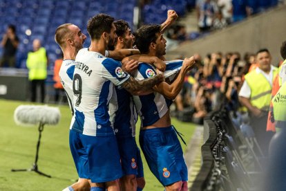 Els jugadors de l’Espanyol celebren el gol de Javi López.