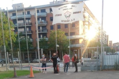 El concierto de Vermouth Flames celebrado ayer en la pista del campo de la UE Balàfia. Derecha, la Urbana desalojando a los padres.