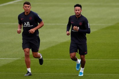 Neymar s’entrena amb el PSG, a la imatge amb Thiago Silva, mentre es resol el seu futur.