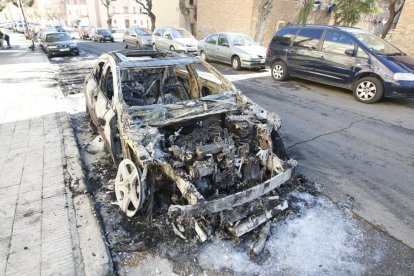 Estado en el que quedó un turismo tras el incendio en la calle Mart. 