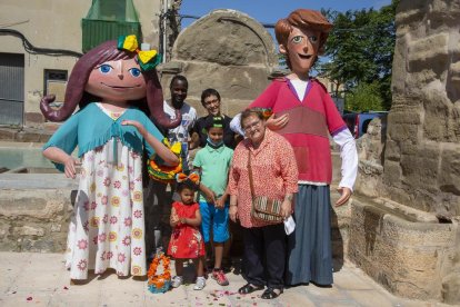 Les famílies es van fotografiar amb els gegantons infantils a les Fonts de la Vila.