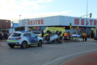 El cotxe va bolcar i una persona va resultar ferida de caràcter lleu.