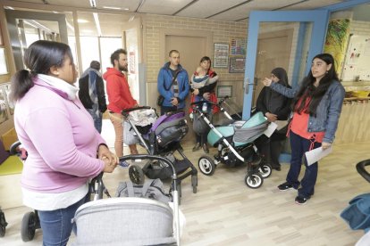 Padres visitando una escuela ‘bressol’ en la jornada de puertas abiertas.