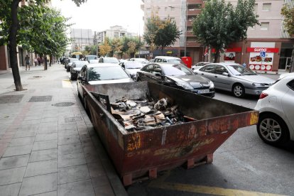 Vsita del contenidor calcinat diumenge a la nit a la Ronda.