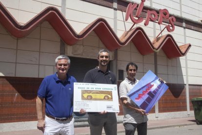 Josep Maria Panadés (hijo del fundador), ayer con el alcalde, Bernat Solé, y el historiador Jordi Creus.