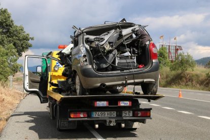 Estat en què va quedar un dels dos turismes implicats en l’accident mortal d’ahir a l’N-240.