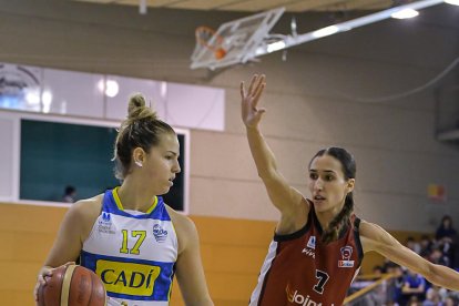 Yoyo Nogic controla el balón durante el partido ante el Gernika.