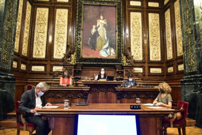 El pleno de Barcelona adoptó ayer la decisión a la sombra de un gran cuadro de Alfonso XIII y su madre.