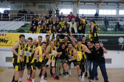 Los jugadores del Ilerdauto Nissan Pardinyes celebraron el triunfo con su afición.