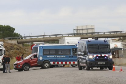 Moment de la detenció de dos persones a Soses (e.) i de la concentració a Artesa de Segre de suport a un empresonat del poble (d.).