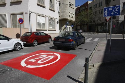 Uuna señal horizontal que limita la circulación a 20 km/h en la calle Pleyán de Porta.