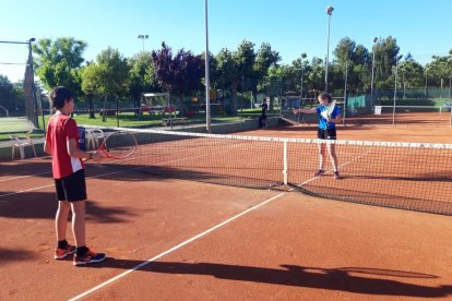 Dos jóvenes ayer en las pistas del CT Urgell.