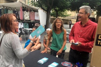 El alcalde de Guissona, Jaume Ars, atendiendo a una vecina en el estand del mercado semanal. 