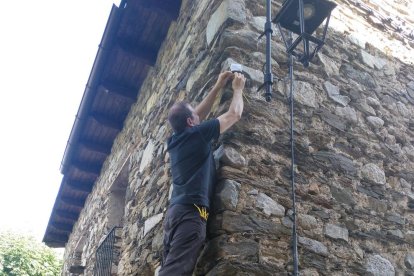 Instalación de uno de los sensores en Cardet, en La Vall de Boí. 