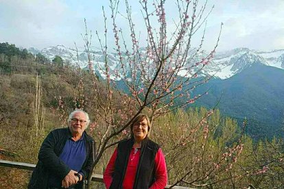 Miquel Dalmau, amb la seua dona, als carrers de Cava.