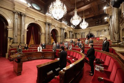 El ple del Parlament ha començat amb un minut de silenci.