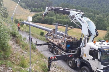 Imagen del desmontaje del telesilla de La Roca de la estación de esquí de Espot. 