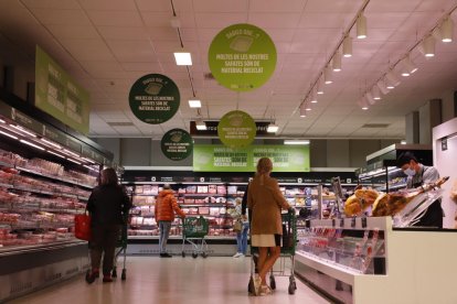 Cartelleria instal·lada a la secció de carnisseria i xarcuteria del Mercadona de Nou Forn, a Lleida.