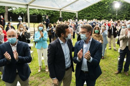 Casado y Feijóo, ayer, en un acto de precampaña en Santiago.