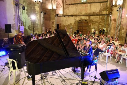 A l’esquerra, Clara Peya i Vic Moliner, dijous a Sant Domènec, i a la dreta, el grup Mezzos al Celler dels Encants del Llibre.