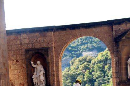 Desinfección ayer en Montserrat, que no prevé reabrir hasta que Barcelona entre en la fase 2.