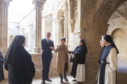 La delegada del Gobierno en Catalunya y el subdelegado en Lleida, ayer en Vallbona de les Monges.