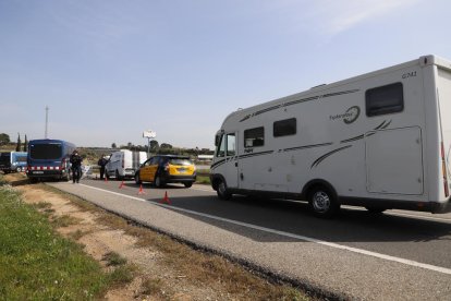 Un taxi de Barcelona y una autocaravana, ayer en el control de la A-2 entre Lleida y Alcarràs.