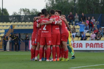 Los jugadores del Lleida celebran uno de los goles que le dieron el sábado la victoria ante el Villarreal B.