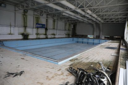 Interior de la piscina coberta de Cappont, que porta més de quinze anys en desús. L’estructura de l’edifici estava molt deteriorada.