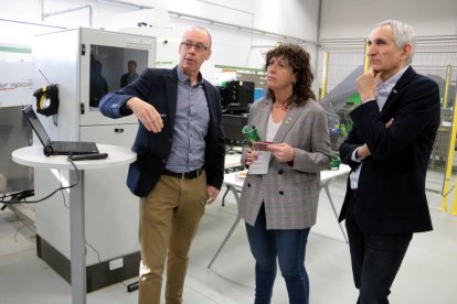 La consellera Teresa Jordà, durant la visita al Fruitcentre de Lleida.