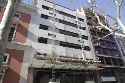 Imagen de las obras paradas del nuevo edificio de la Diputación, en la Rambla Ferran de Lleida. 